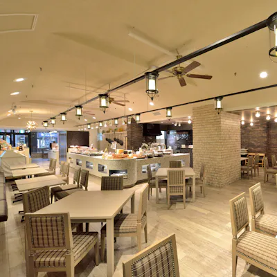 ステンドグラスが美しい、ヨーロッパのクラシカルなビストロ風の店内