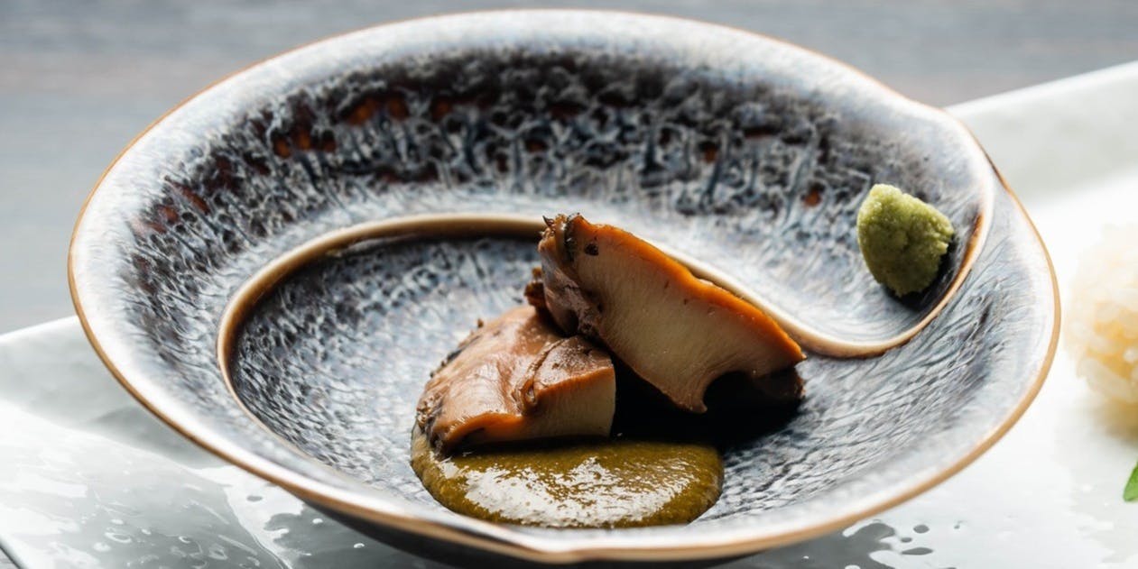 おまかせ屋 築地 すし Omakase 【愛－ai－】とろや鮑を含む握り12種とつまみ10種の