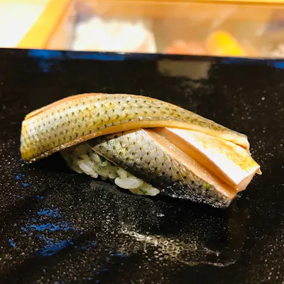 丁寧に握る鮨と、至高のつまみ