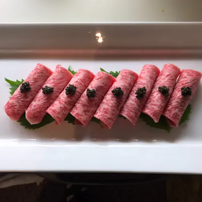 当店の人気NO.1「牛トロのウニ巻き キャビア添え」