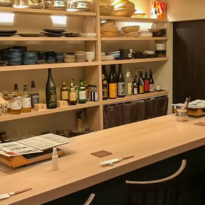 木のぬくもりを感じるこだわりの店内