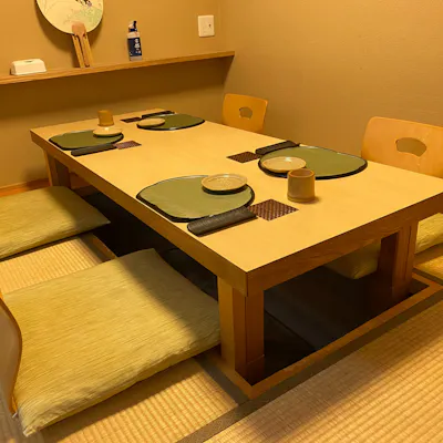 割烹料理屋の様な落ち着いた空気が漂う串カツ屋