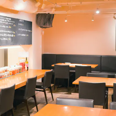 清潔感溢れる広々とした店内
