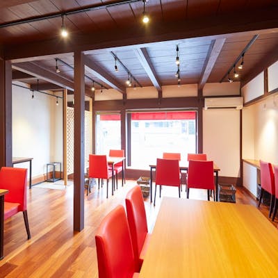 解放感ある明るい店内