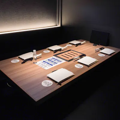 黒を基調とした落ち着いた店内