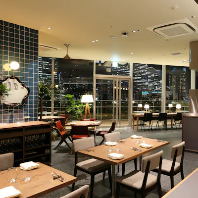 みなとみらいの夜景が一望できる店内