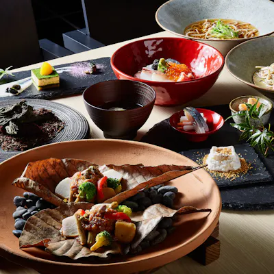 手間を惜しまず、自然の恵みを生かした料理を