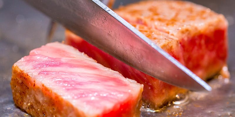 【期間・ご予約限定】程良いサシ（脂身）が入ったバランスのとれた赤身肉、別格希少部位ステーキ含む全8品