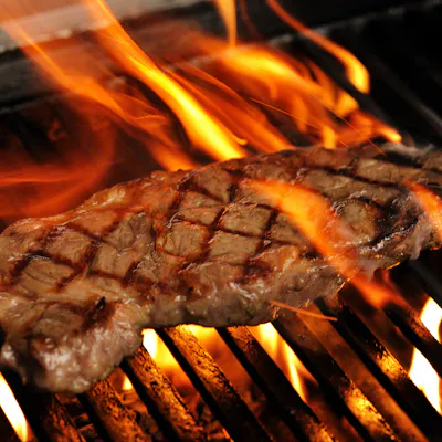 薪の強火で香ばしく焼き上げる本格グリル!沖縄ならではの特製ソースも魅力