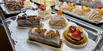 【パティシエ特製のケーキセット】落ち着く空間で素敵なティータイムを - ティーラウンジ ベルクール／神戸ポートピアホテル
