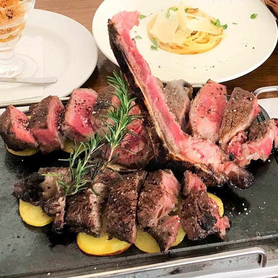 名物は厚切り肉のメイン