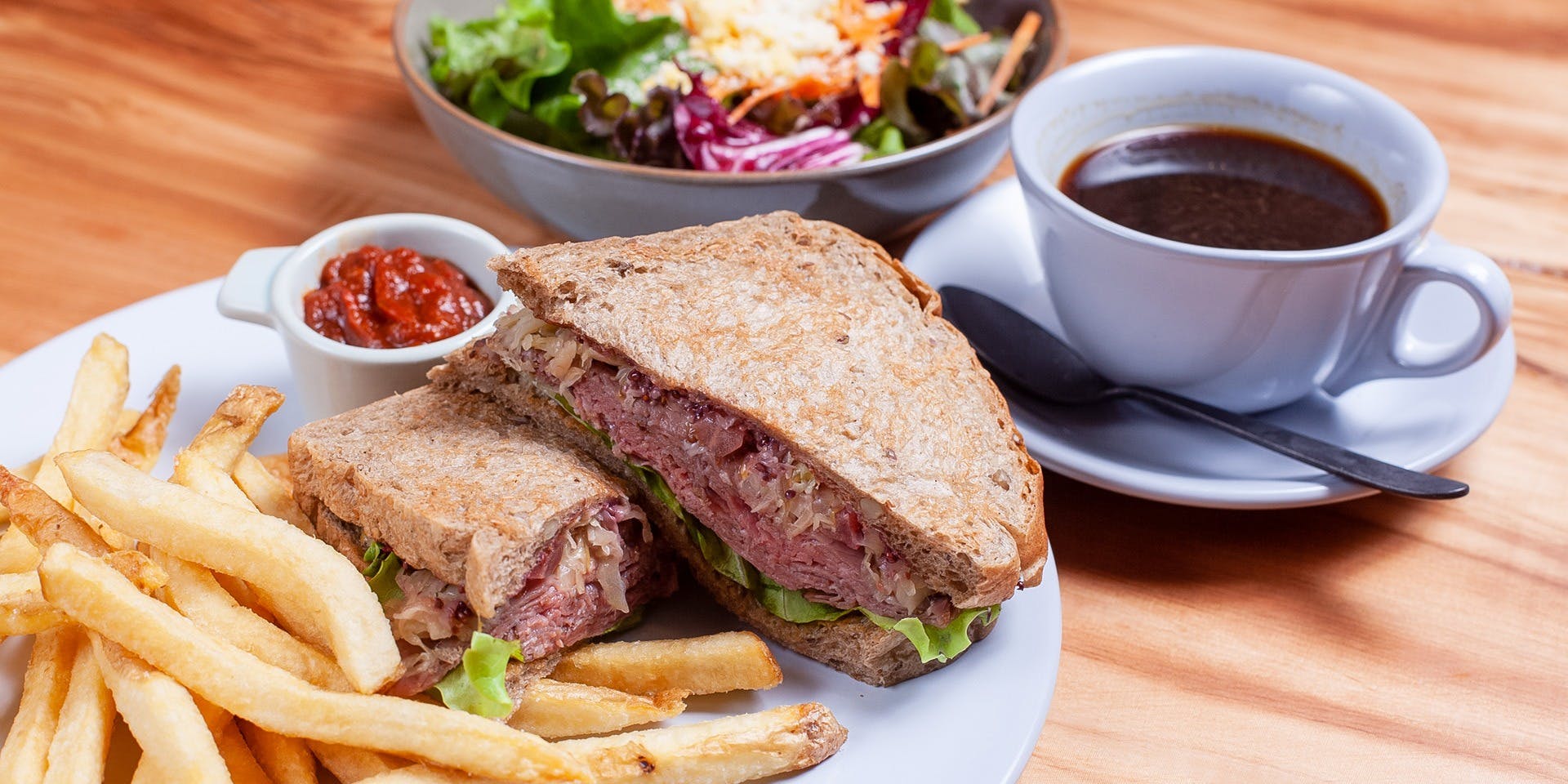 The TOWER TAVERN BAR & GRILL（ザ タワー タヴァン バー アンド グリル）