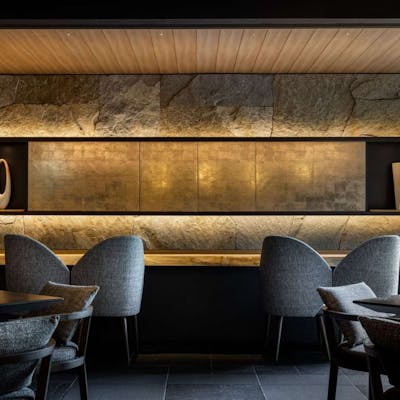 風情ある中庭を眺めながら料理を楽しめる