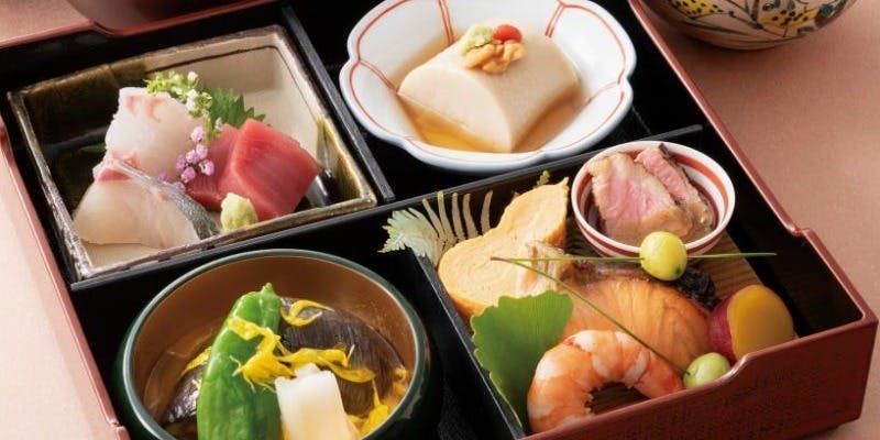 【松花堂弁当】季節のお料理を彩りよく詰め込んだお昼の人気メニュー