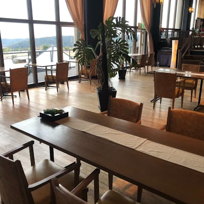 開放感のある店内と下田の絶景