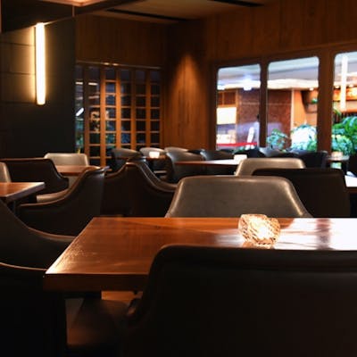 シックな空間で過ごす大人の時間