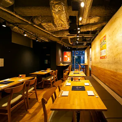 木のぬくもりを感じるこだわりの店内