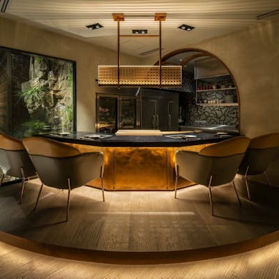 秘密のドアをくぐり抜けた先の非日常空間