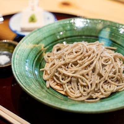 そば本来の旨味が深い在来種「玄そば」使用の粗挽き蕎麦