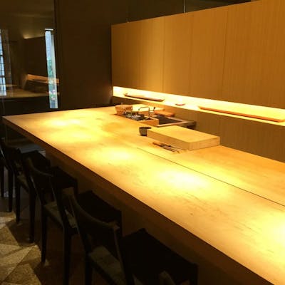 美しいカウンター席で味わう、江戸前鮨