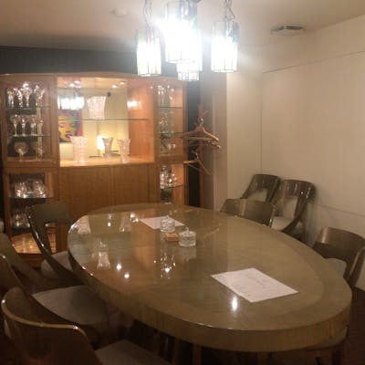 レンガと紫の暖簾が目印の隠れ家