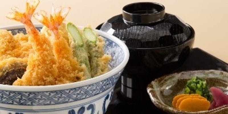 【特製天丼　雅】才巻海老の入った天ぷら7種の天丼、赤だし、お新香