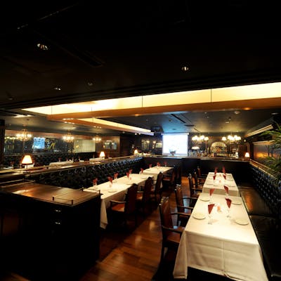 メインストリートに面した隠れ家レストラン&バー