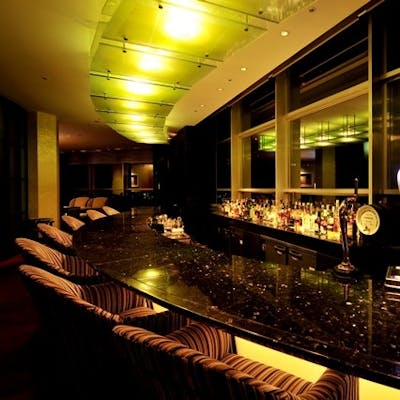 瀬戸内海の刻々と移りゆく景色を望める大人のバー空間