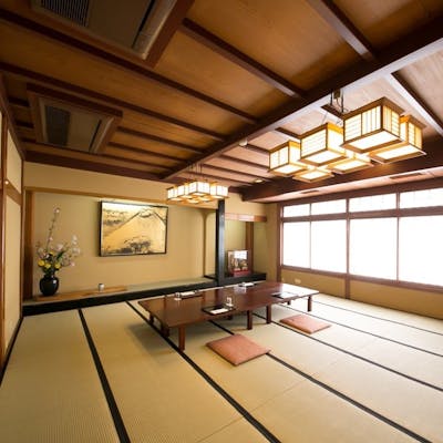 合掌造りの雰囲気ある店内