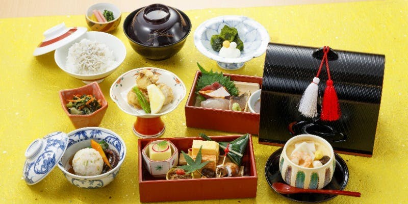 【彩り弁当】口取り、御造り、茶碗蒸し、揚物、甘味など全8品