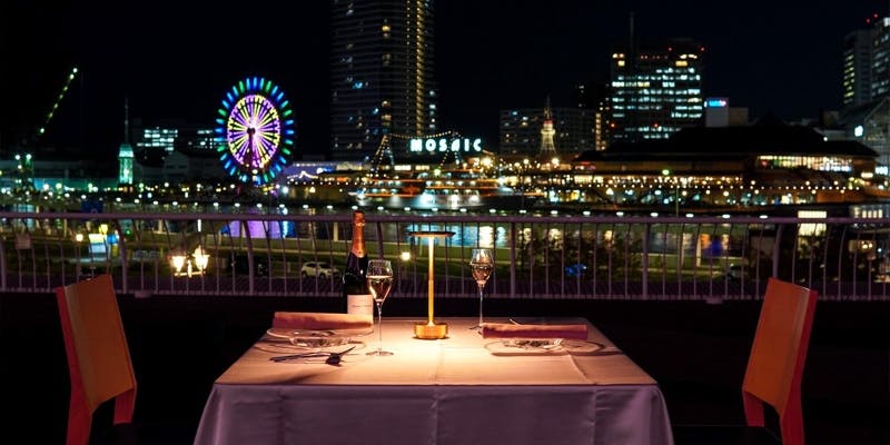 夜景の見えるテラス席の写真