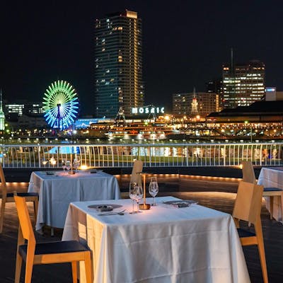 神戸・メリケンパークの中心、海と青空が彩る非日常の空間