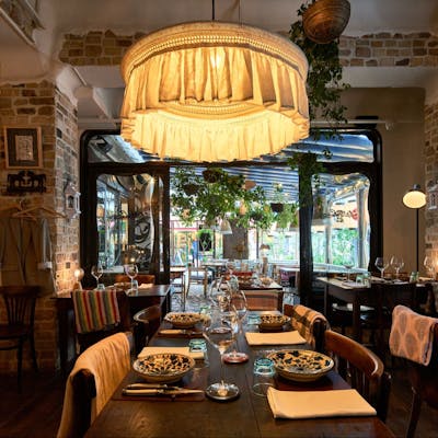 開放的なテラス席とオープンキッチンが魅力の明るい店内