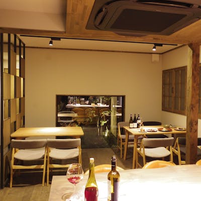 古民家を改装した落ち着きある明るい店内