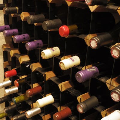 立派なワインセラーに並ぶ各国厳選のワインの数々
