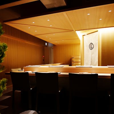 わずか10席 木曽ヒノキのL字カウンター