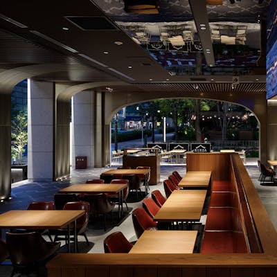 洗練された空間と都会の風を感じるテラス席