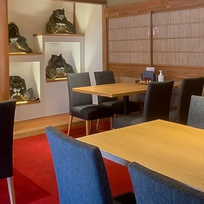 一軒家を改装した店内