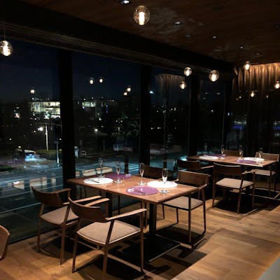 環水公園の夜景を一望できる店内