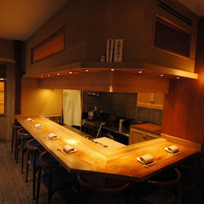 カウンター席のみの、大人の隠れ家