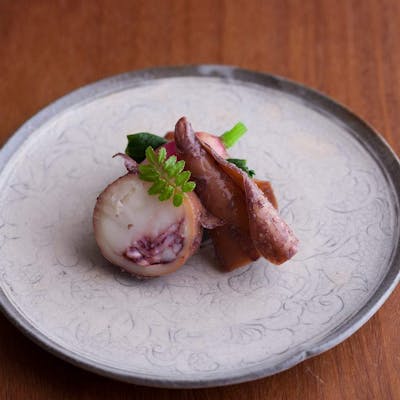 豊富に取りそろえる日本酒と日本ワイン