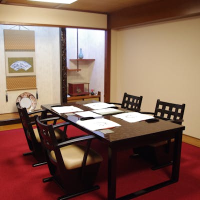 全室個室の落ち着いた雰囲気の店内