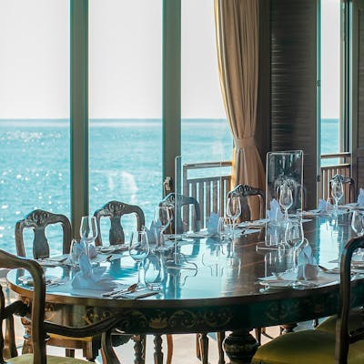 絶景の播磨灘の海を臨むレトロな空間