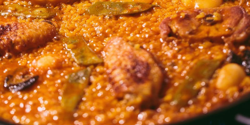 【平日ランチ限定】乾杯ドリンク付き、選べるパエリア3種、スペイン産サラミが付いたパエリアサラダセット