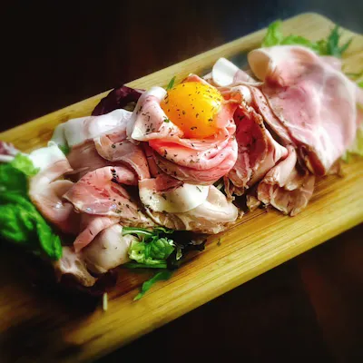 当店自慢の「特選佐賀牛の霜降り肉」や「特撰豚肩ロースの自家製 生ハムベーコン」