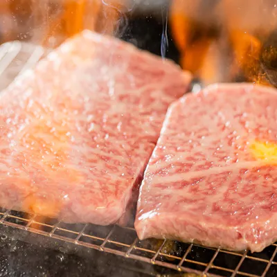 火入れの技術と鮮度の見極めが肝の「ブルー」という焼き加減