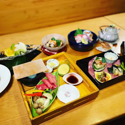 全国各地から仕入れた目で愉しむ料理の数々