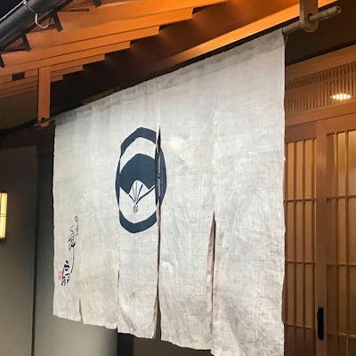 白木を基調とした清潔感溢れる空間