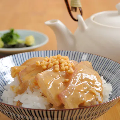 一品で二度美味しい、名物「鯛茶漬け」