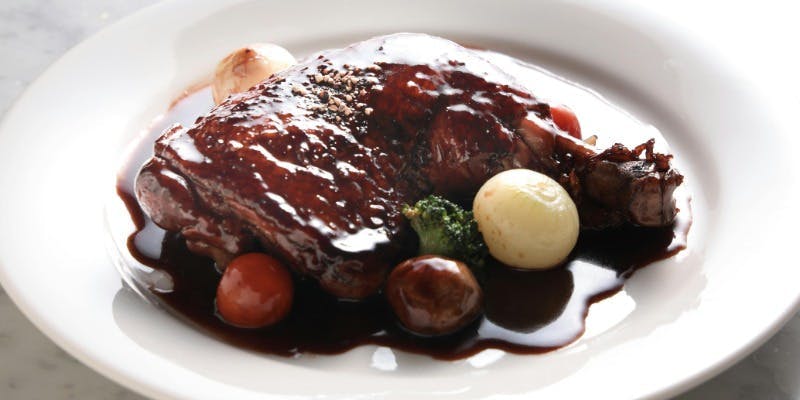 西洋料理 オマール海老のチリソースや、沖縄県のブランド豚「金アグー」の角煮